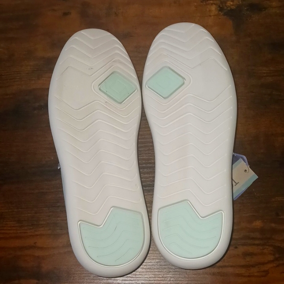 Toms - Picture 2 of 4